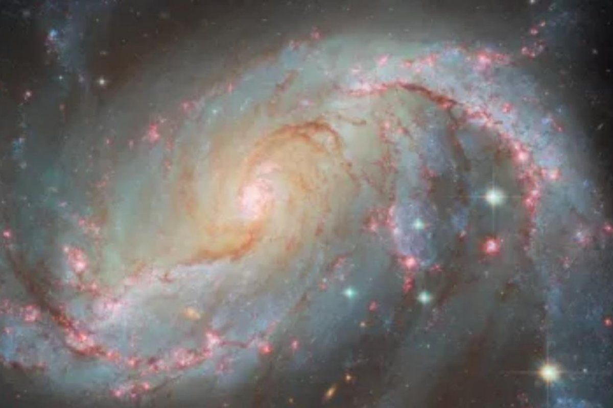 Telescópio Hubble registra galáxia luminosa