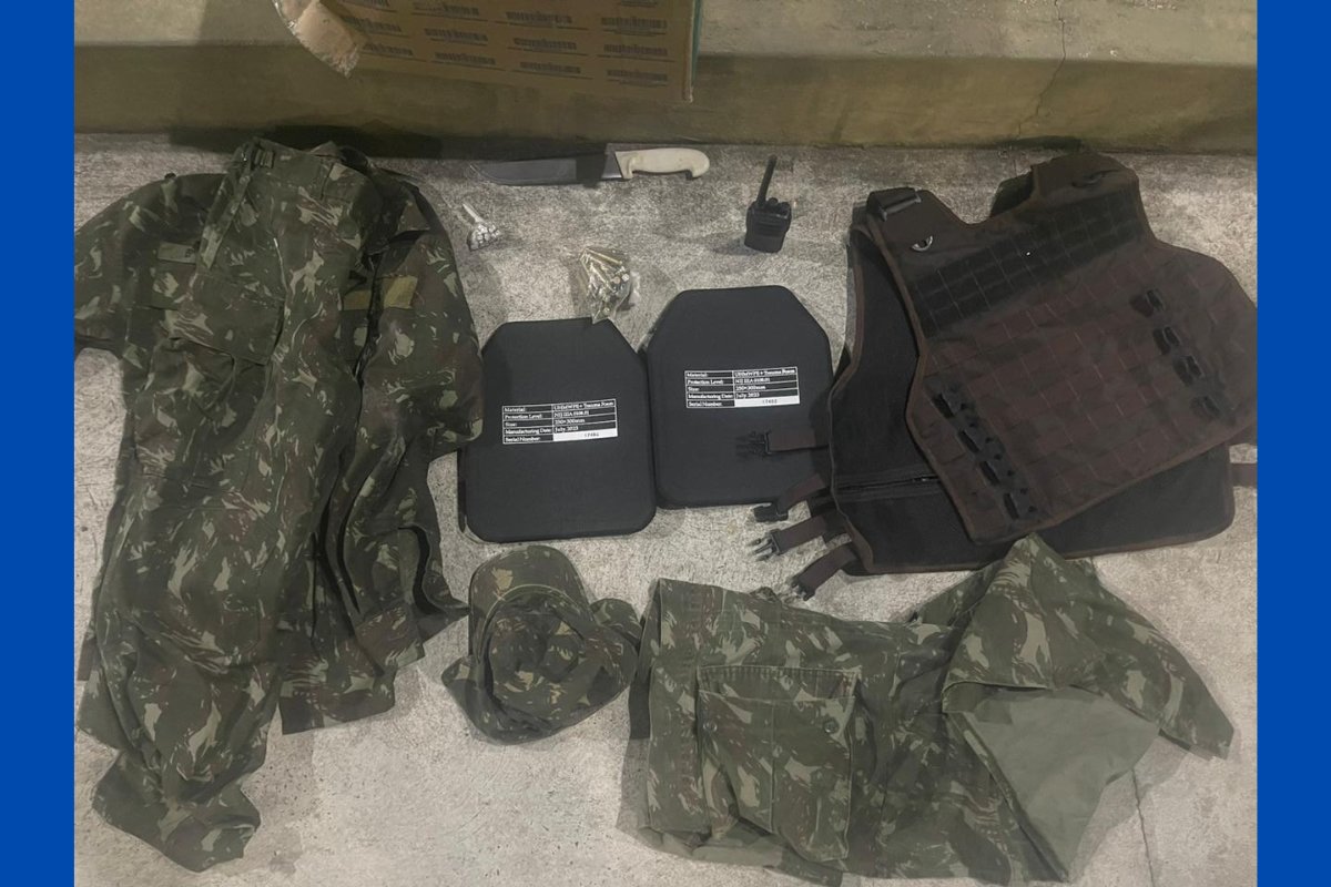 Homem é detido com munições, droga e vestimentas militar em Salvador, na Bahia