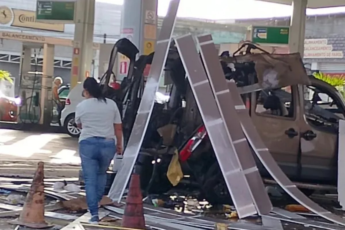 Cilindro de GNV destrói carro e danifica posto de gasolina em Camaçari