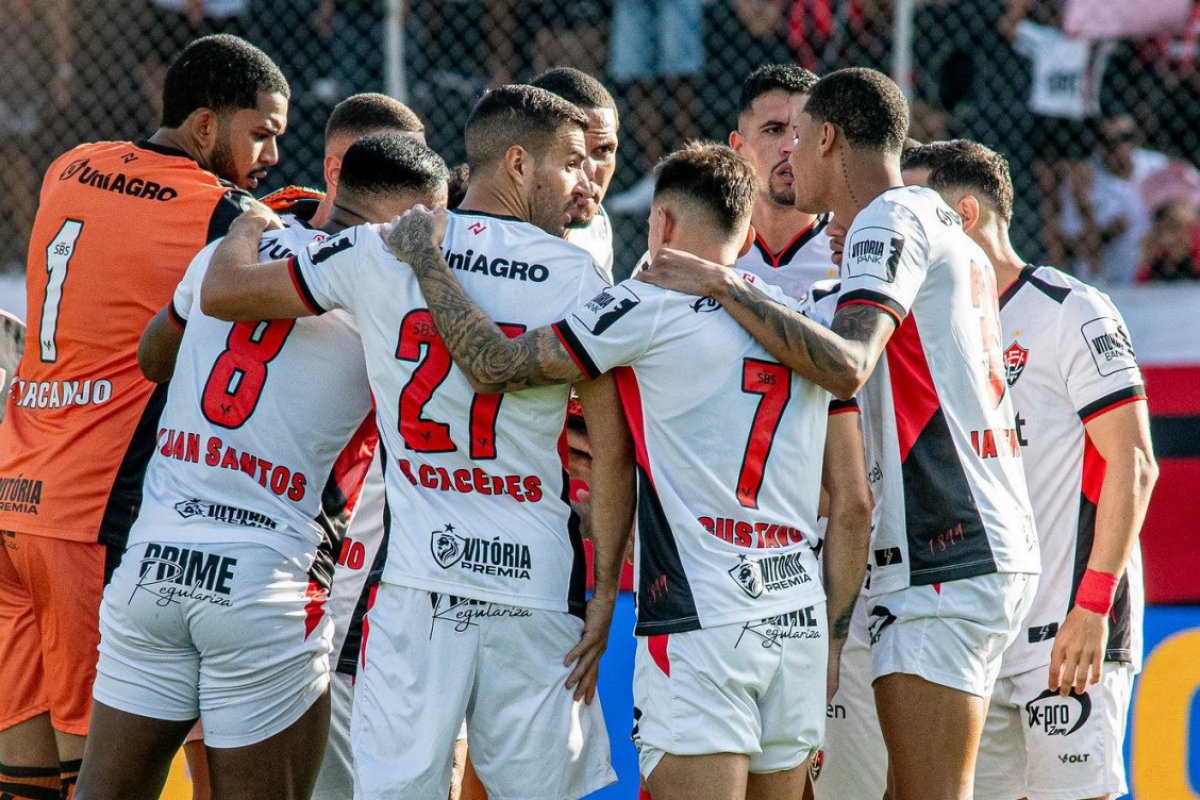 Vitória enfrenta Corinthians em duelo direto pela permanência na Série A