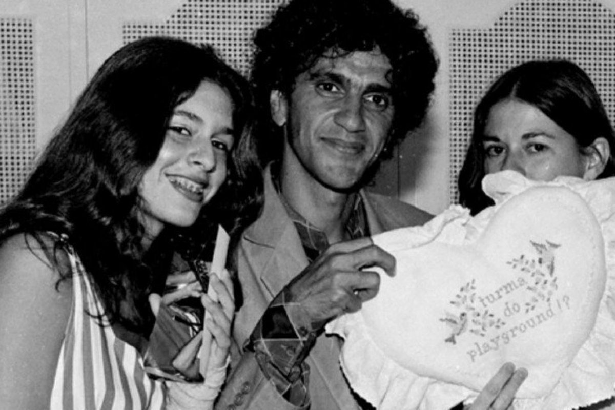 Surge na web foto de Caetano Veloso com ex-mulher e Paula Lavigne adolescente nos 40 anos do cantor!