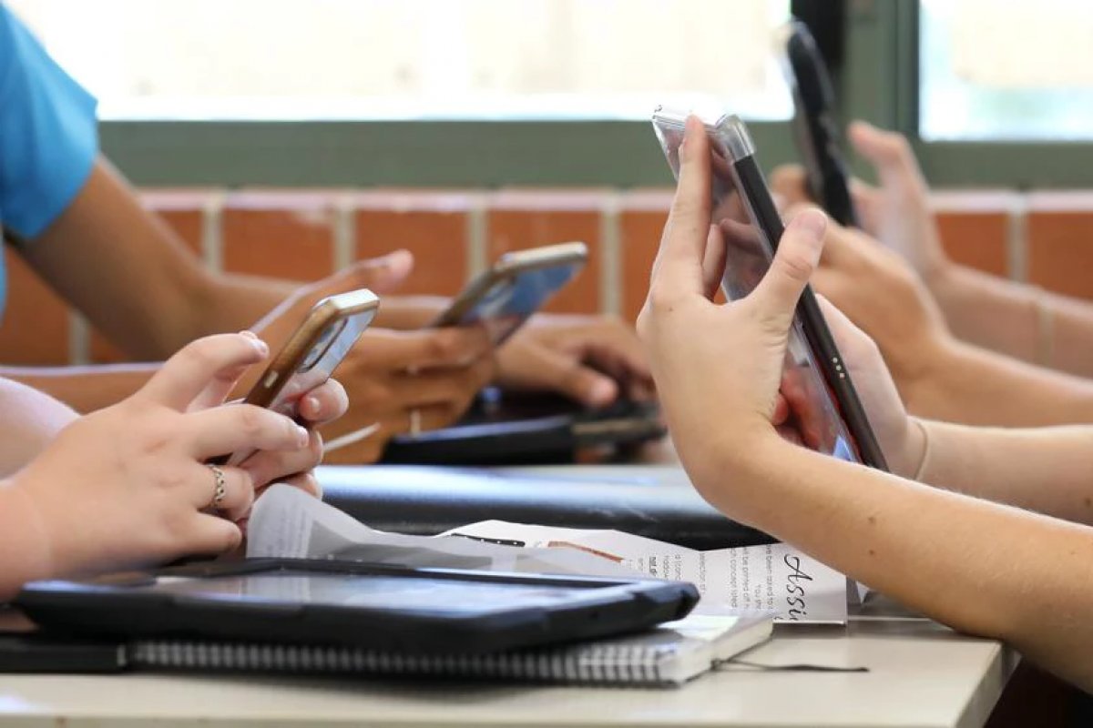 Ao menos 16 redes estaduais já proíbem celular em escolas mesmo antes de lei federal