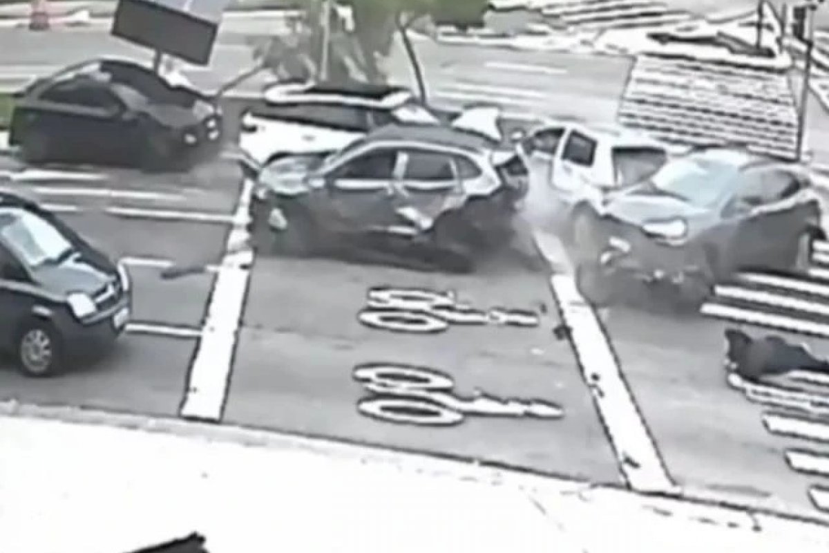 Carro de luxo ultrapassa sinal vermelho e causa engavetamento em SP