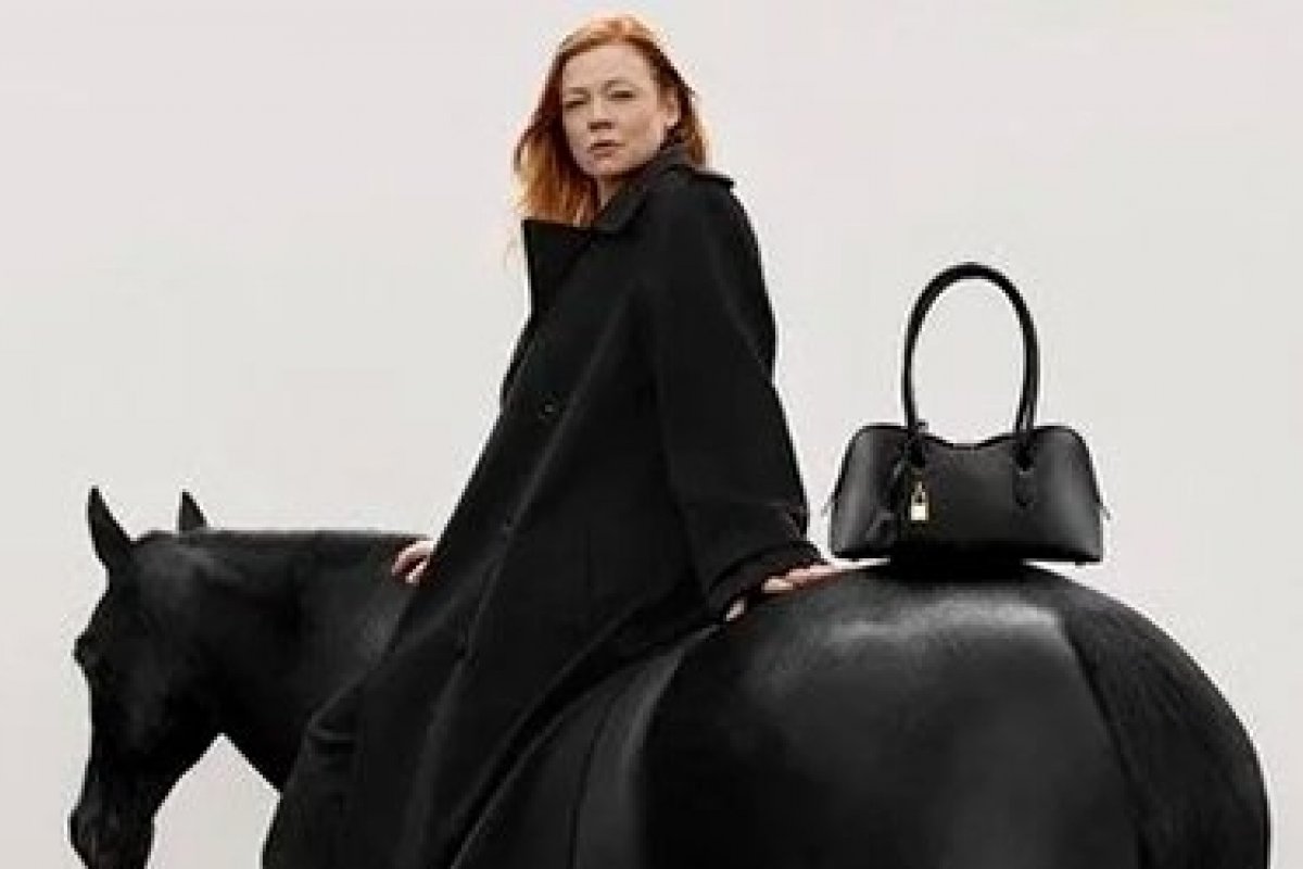 Atriz Sarah Snook apresenta nova bolsa da Stella McCartney!
