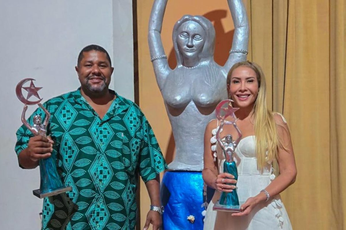 Podomblé: Alessandra Bastos e Adriano Azevedo recebem prêmio Abebé de Prata Mãe Dadá, em Recife