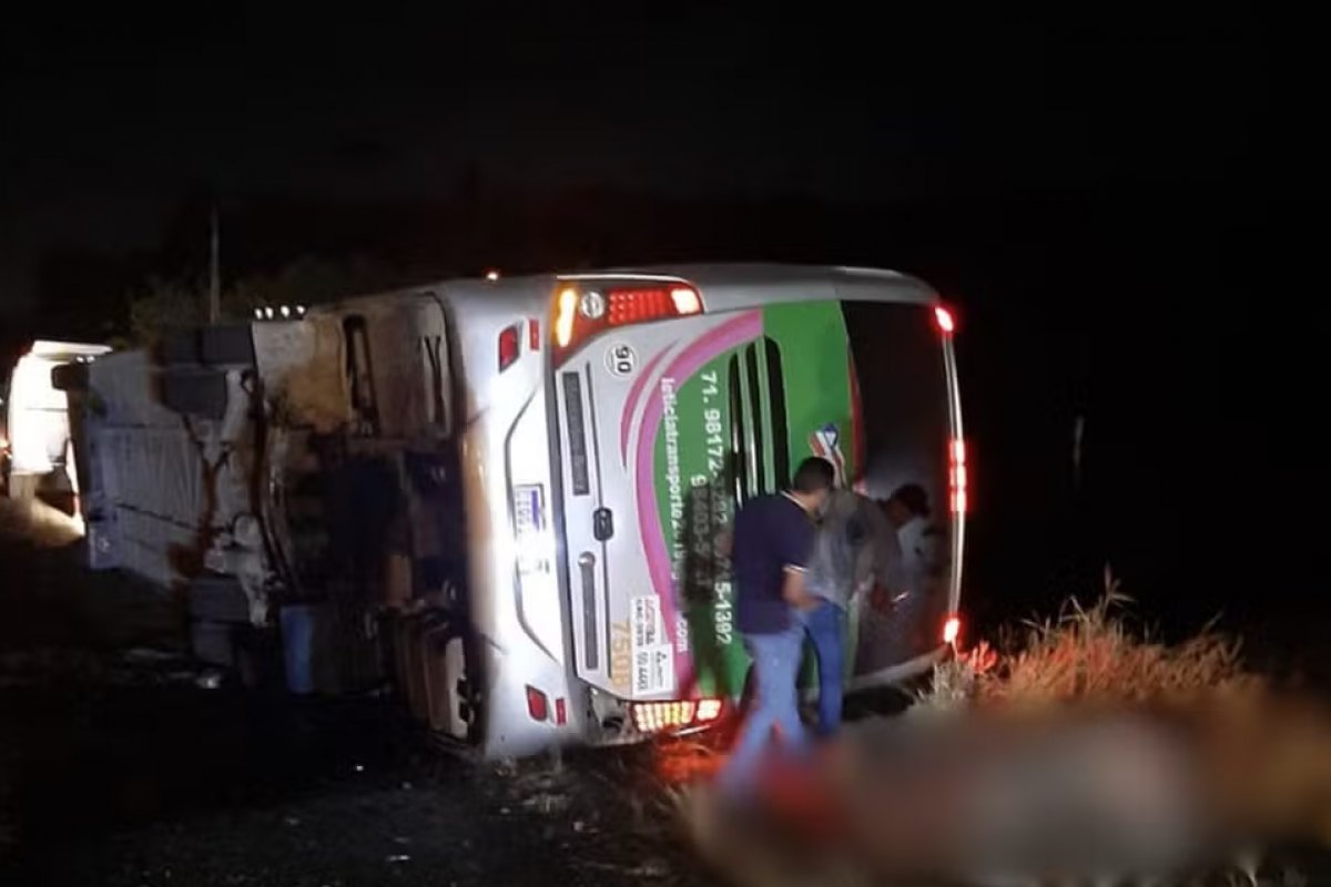 Vídeo: quatro pessoas morrem e 15 ficam feridas após acidente de ônibus em rodovia na Bahia
