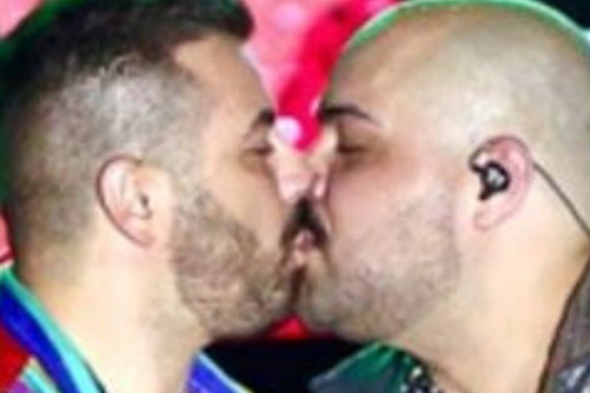 Tiago Abravanel beija o marido durante apresentação