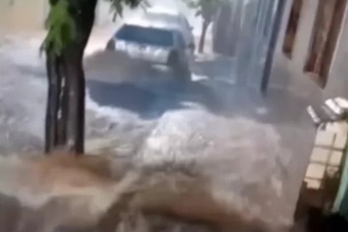 Homem morre ao tentar salvar motocicleta em enchente provocada por temporal na Bahia