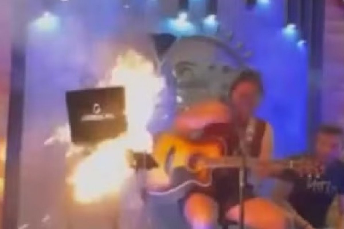 Vídeo: notebook explode durante show e assusta cantora no Ceará