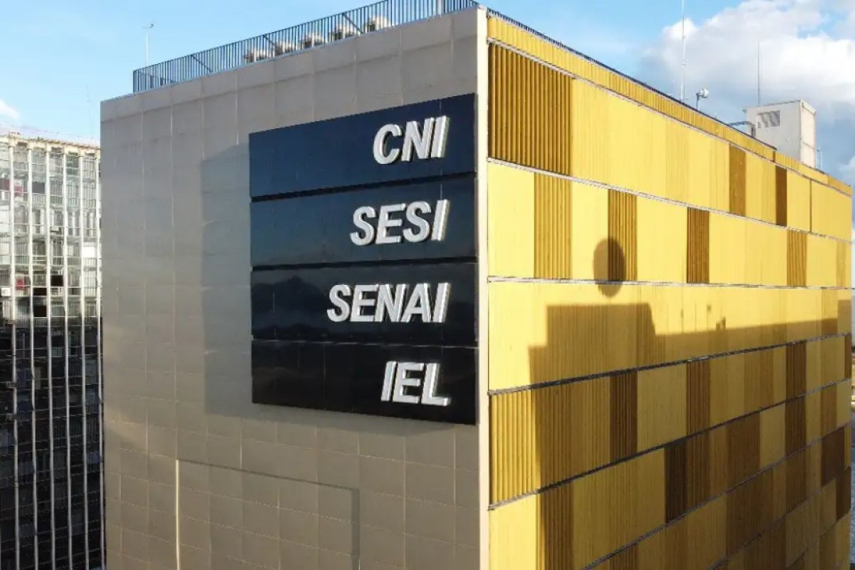 Fim da escala 6x1 por imposição legal prejudica empresas, diz CNI