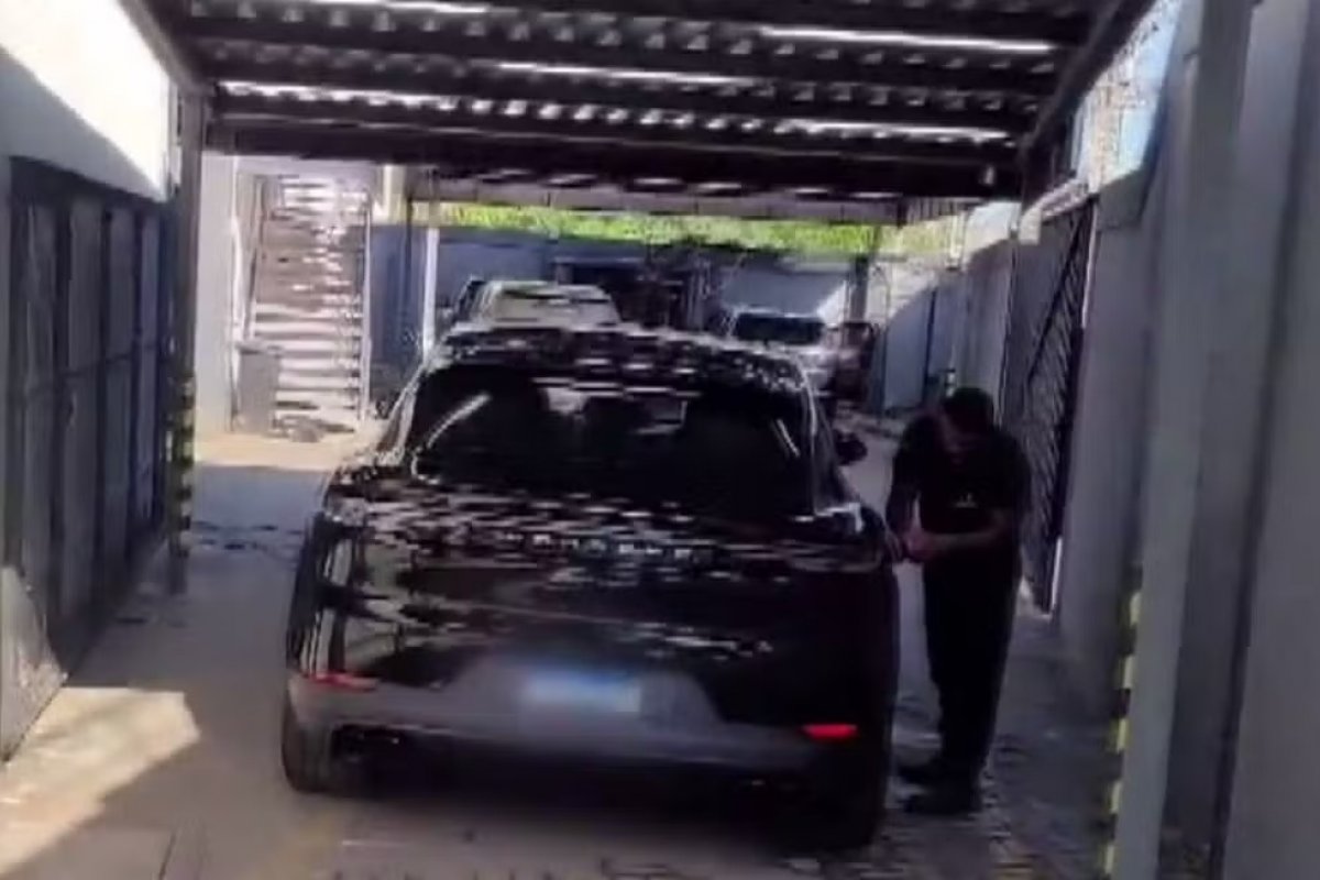 Polícia encontra vestígios de sangue ao fazer perícia em carro de empresário foragido por sumiço de trabalhadores em Salvador