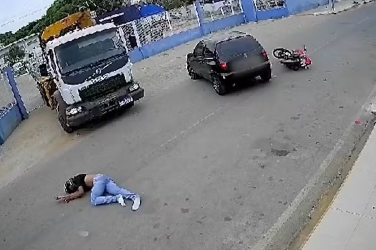 Vídeo: motociclista bate em carro e é arremessado de moto no norte da Bahia