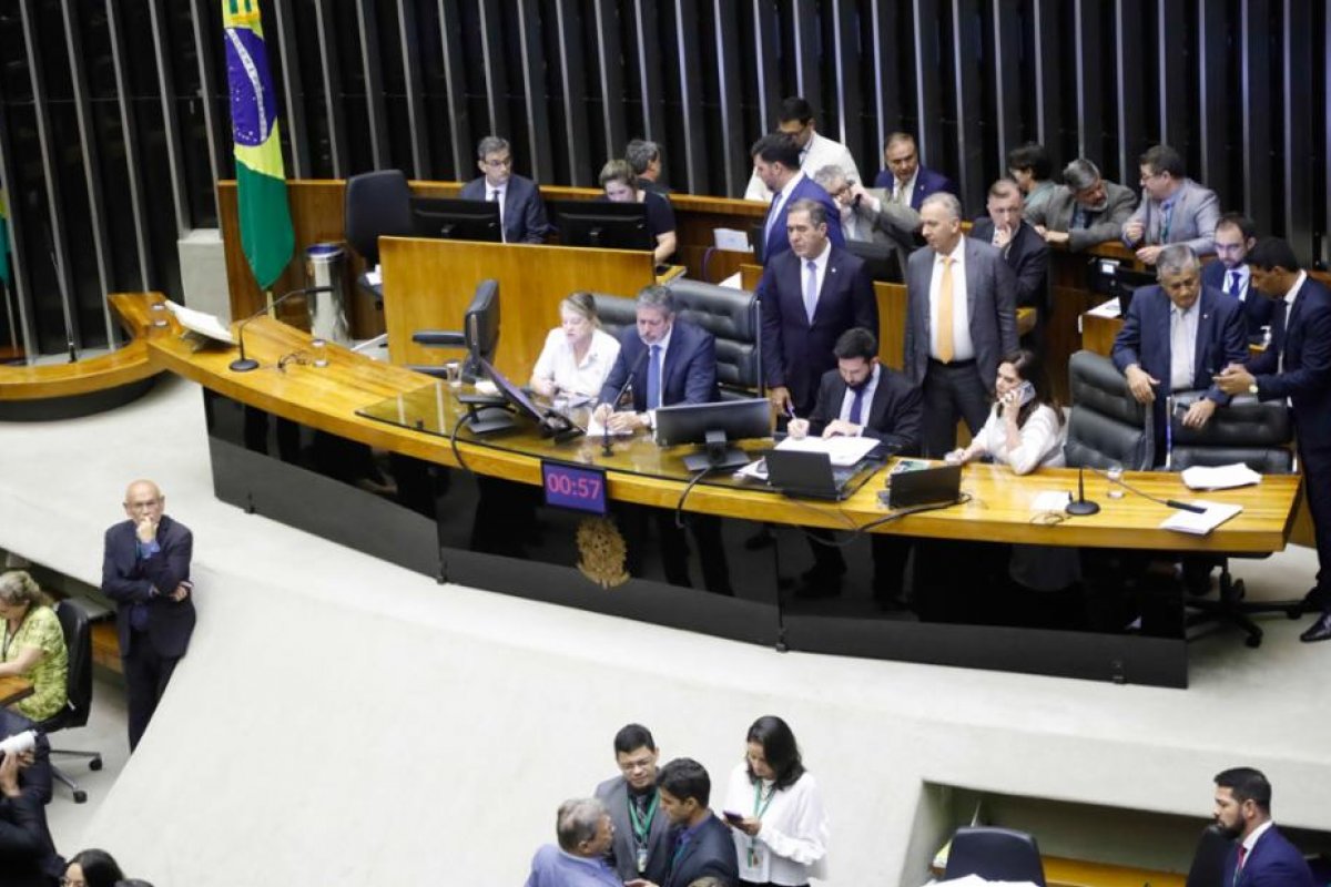 Dos 39 deputados baianos, 17 assinaram PEC que propõe acabar com escala 6x1 e reduz jornada de trabalho