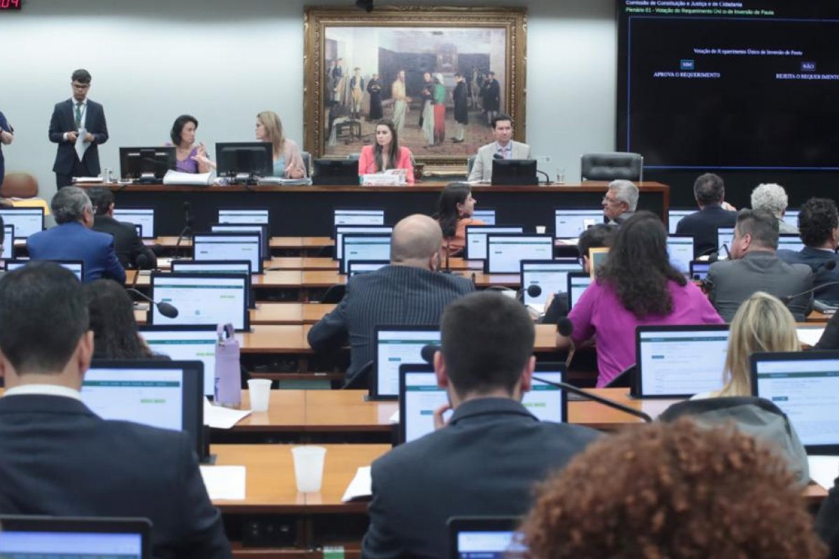 Deputados da esquerda conseguem adiar votação de PEC que proíbe aborto
