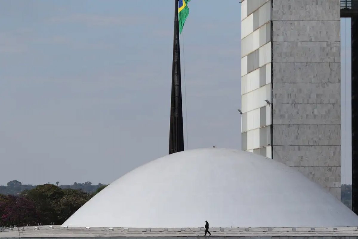 Senado adia votação de PL que visa proteger crianças e adolescentes em ambientes digitais