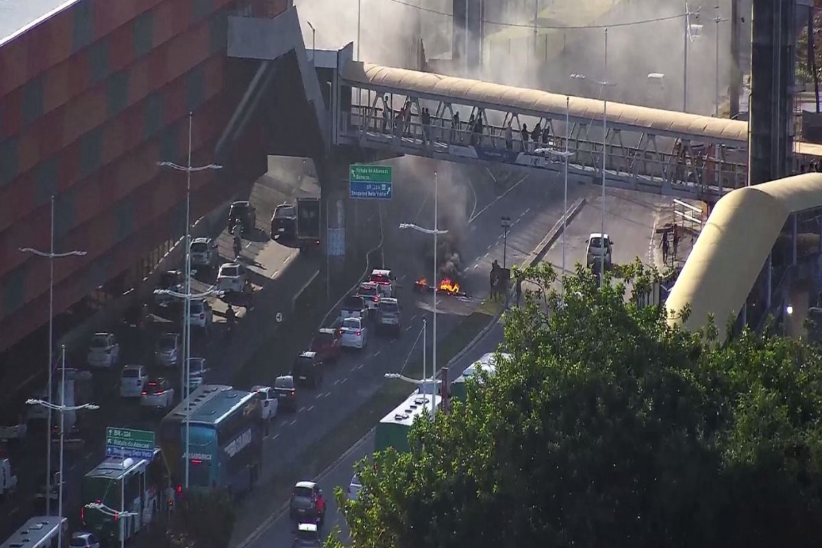 Manifestação causa congestionamento no trânsito na Av. Tancredo Neves