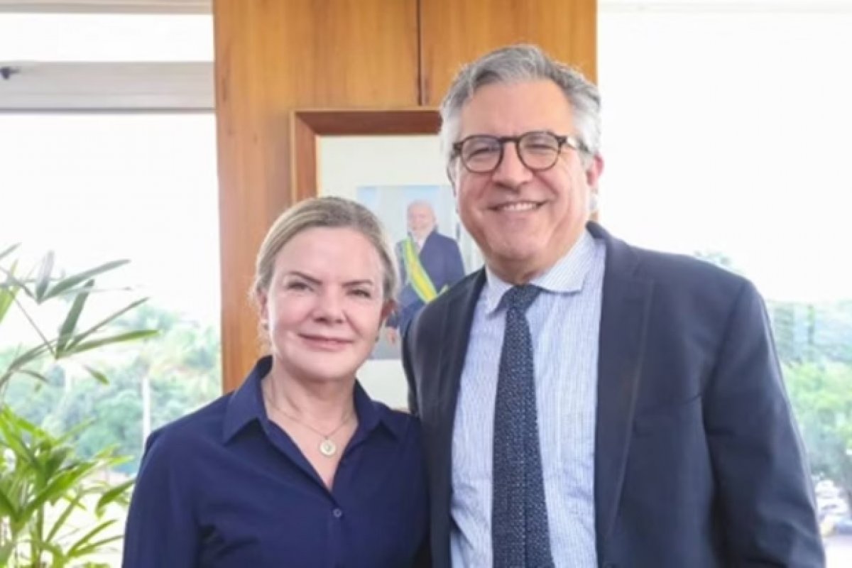 Depois de desavença pública, Padilha publica foto com Gleisi, com a seguinte legenda: “Em prol do Brasil”