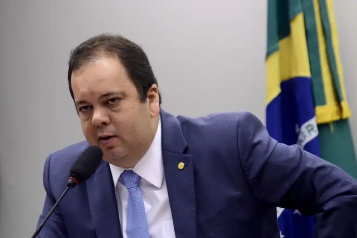 ‘Decisão foi do partido’, declara Elmar Nascimento após desistir de candidatura à presidência da Câmara
