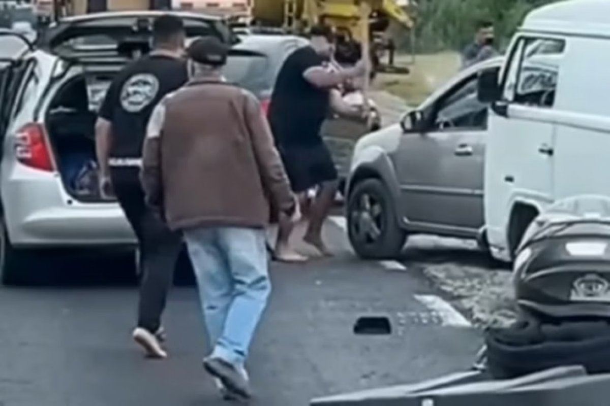 Vídeo: Homem em fúria ataca pessoas e destrói carros com machado no Paraná