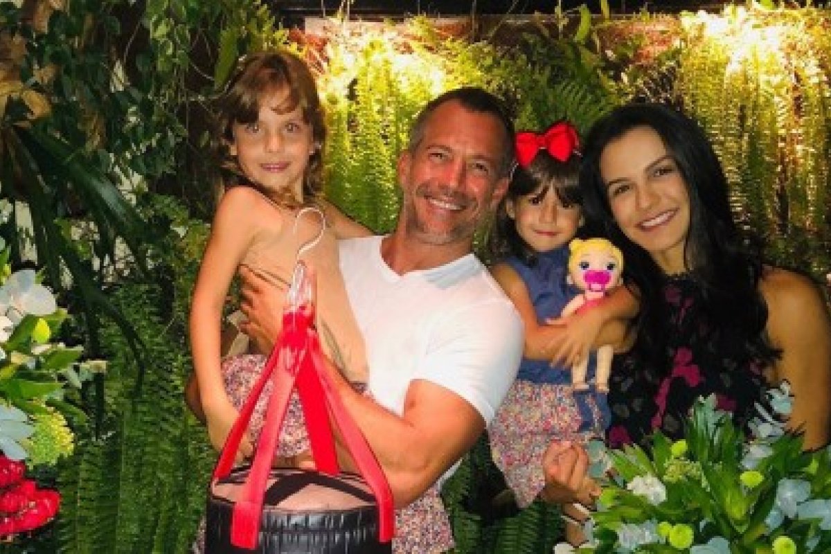 Malvino Salvador ganha festa de aniversário surpresa