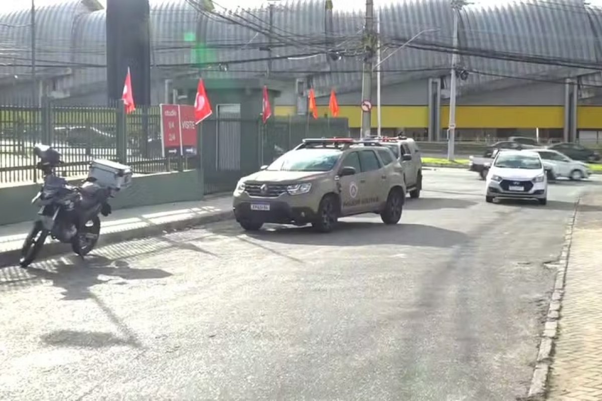 Suspeito de assalto é atacado por cães da raça pitbull ao pular muro de empresa em Salvador