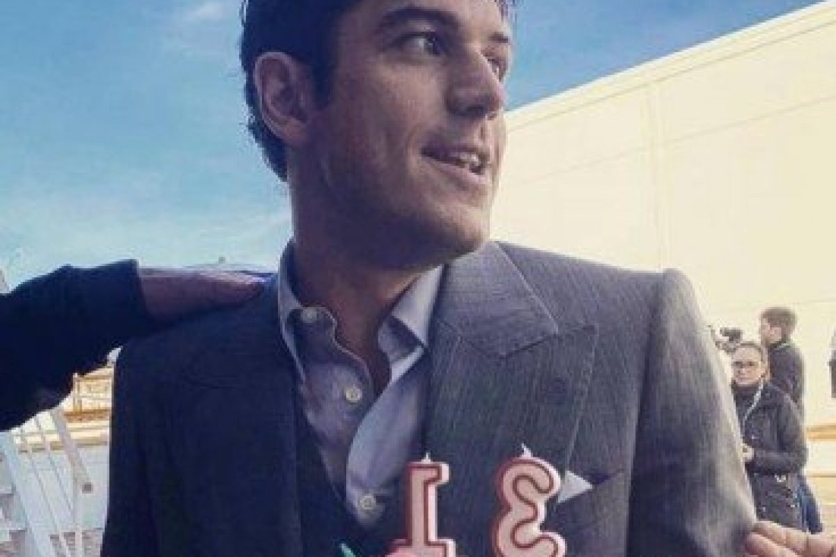 Marco Pigossi celebra a chegada dos 31 anos em set de filmagem na Espanha