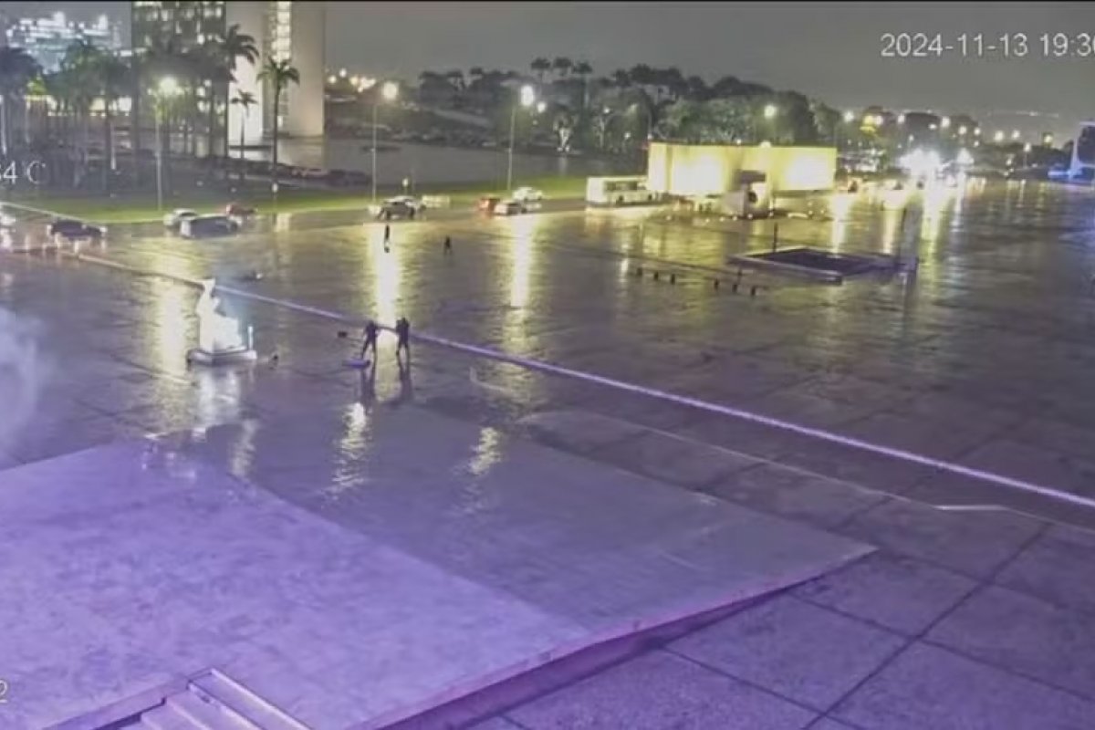 Vídeo mostra momento em que homem chega ao STF, detona explosivos e morre