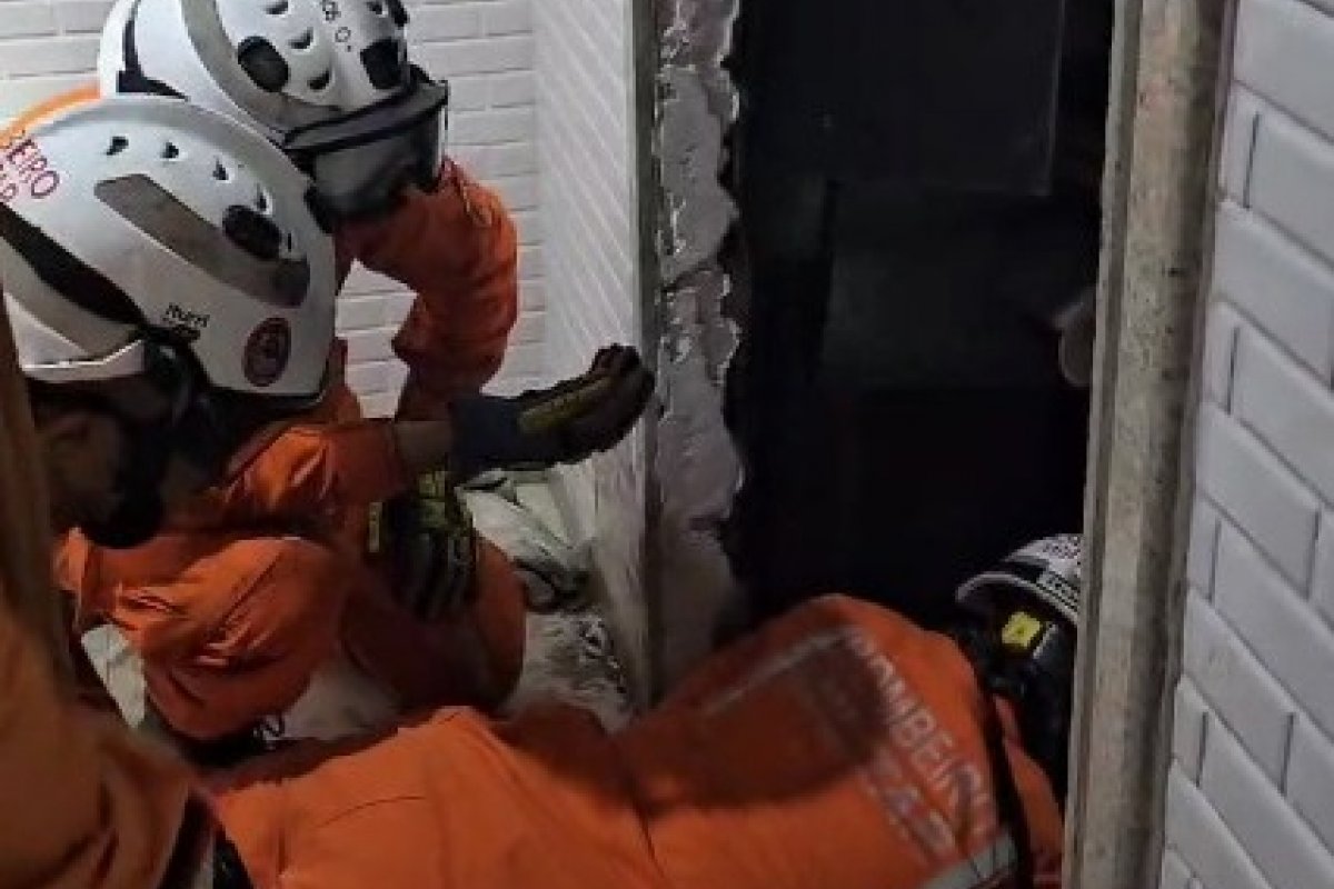Vídeo: corpos de vítimas de queda de elevador são resgatados em Salvador
