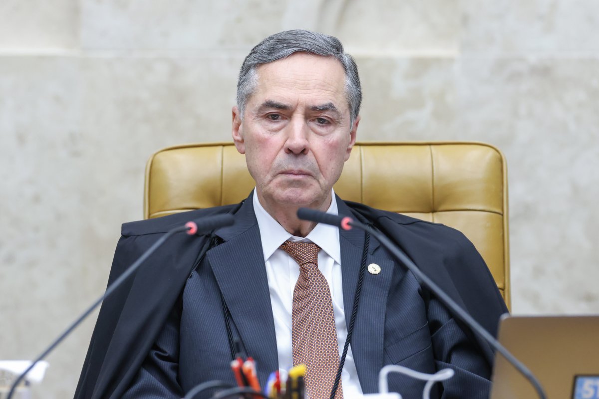 "Atentado reforça necessidade de responsabilização de todos que atentem contra a democracia", diz Luís Roberto Barroso