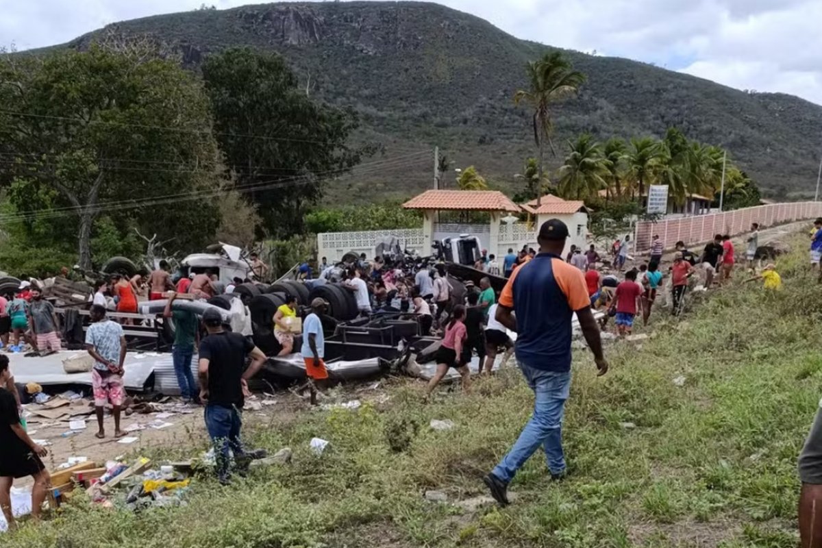 Acidente entre carreta, carro e caminhão mata duas pessoas na BR-116