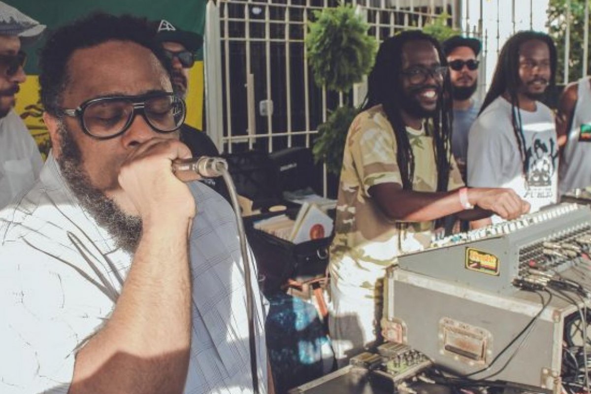 Banda MiniStereo Público recebe convidados para show na festa de Iemanjá