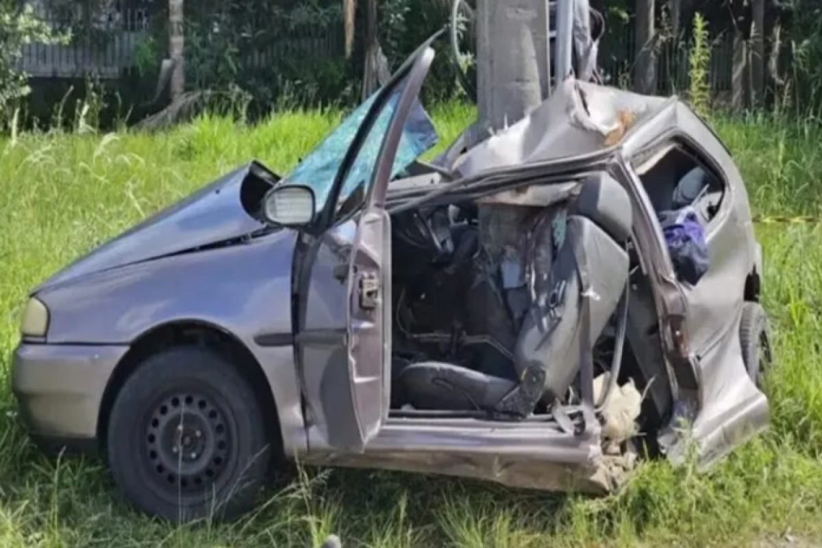 Carro 'dobra' ao meio após colidir em poste