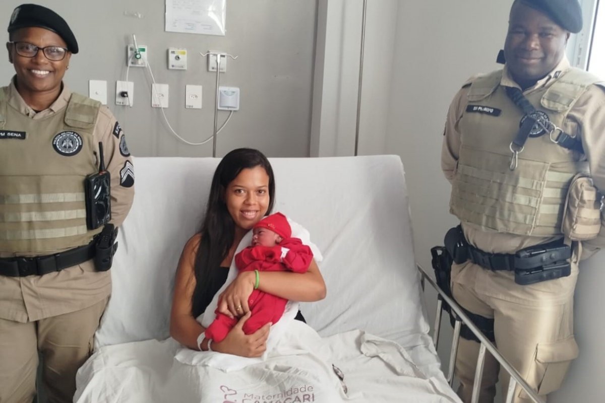 Mulher dá à luz dentro de veículo em Camaçari