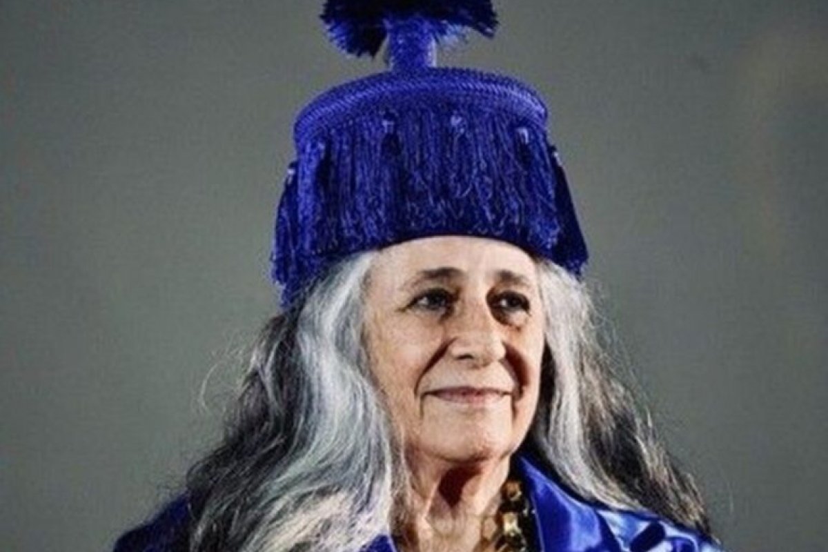Maria Bethânia recebe título de Doutora Honoris Causa e pede pelo mesmo reconhecimento a mais mulheres!