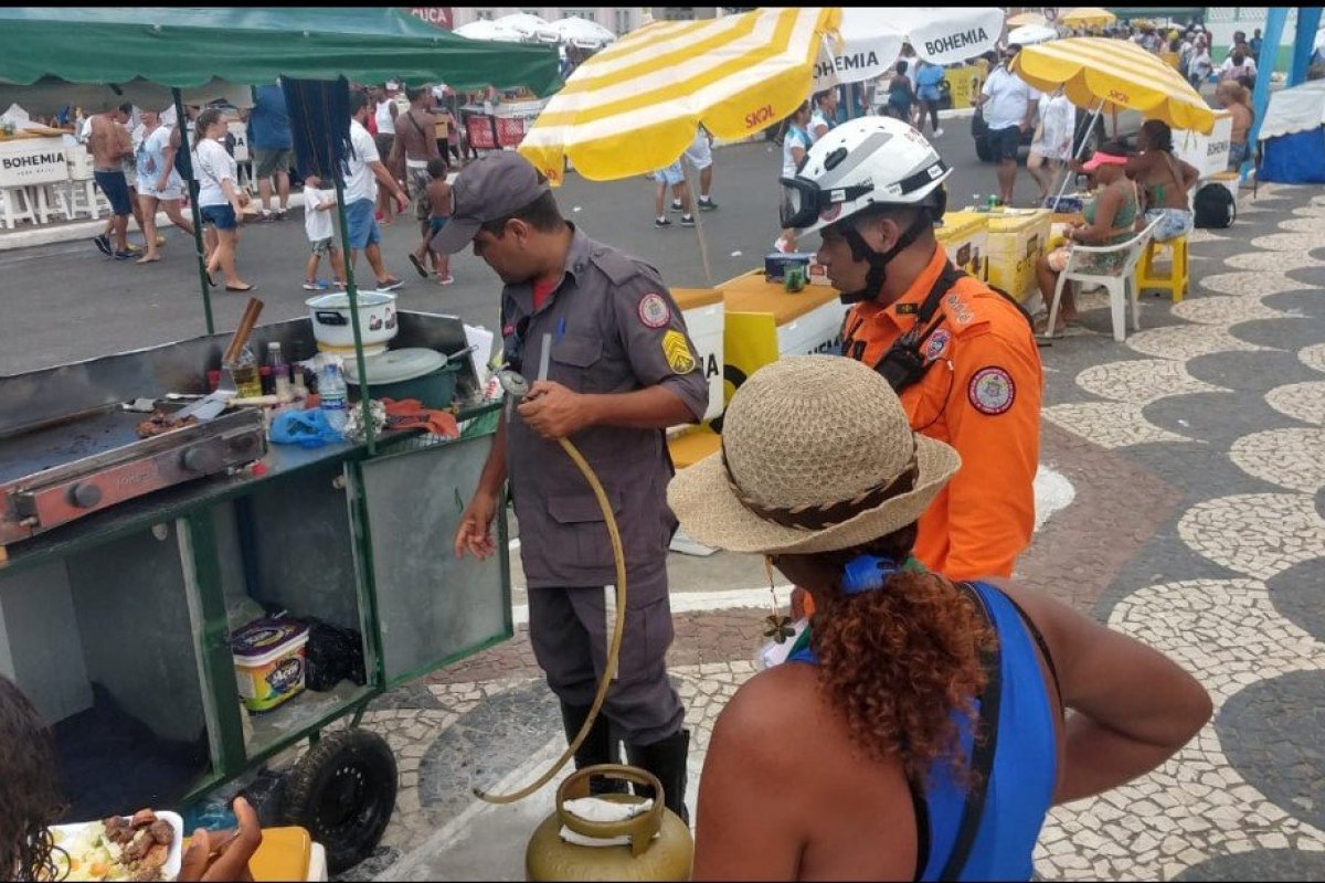 Carrinho de lanches causa princípio de incêndio no Rio Vermelho, em Salvador