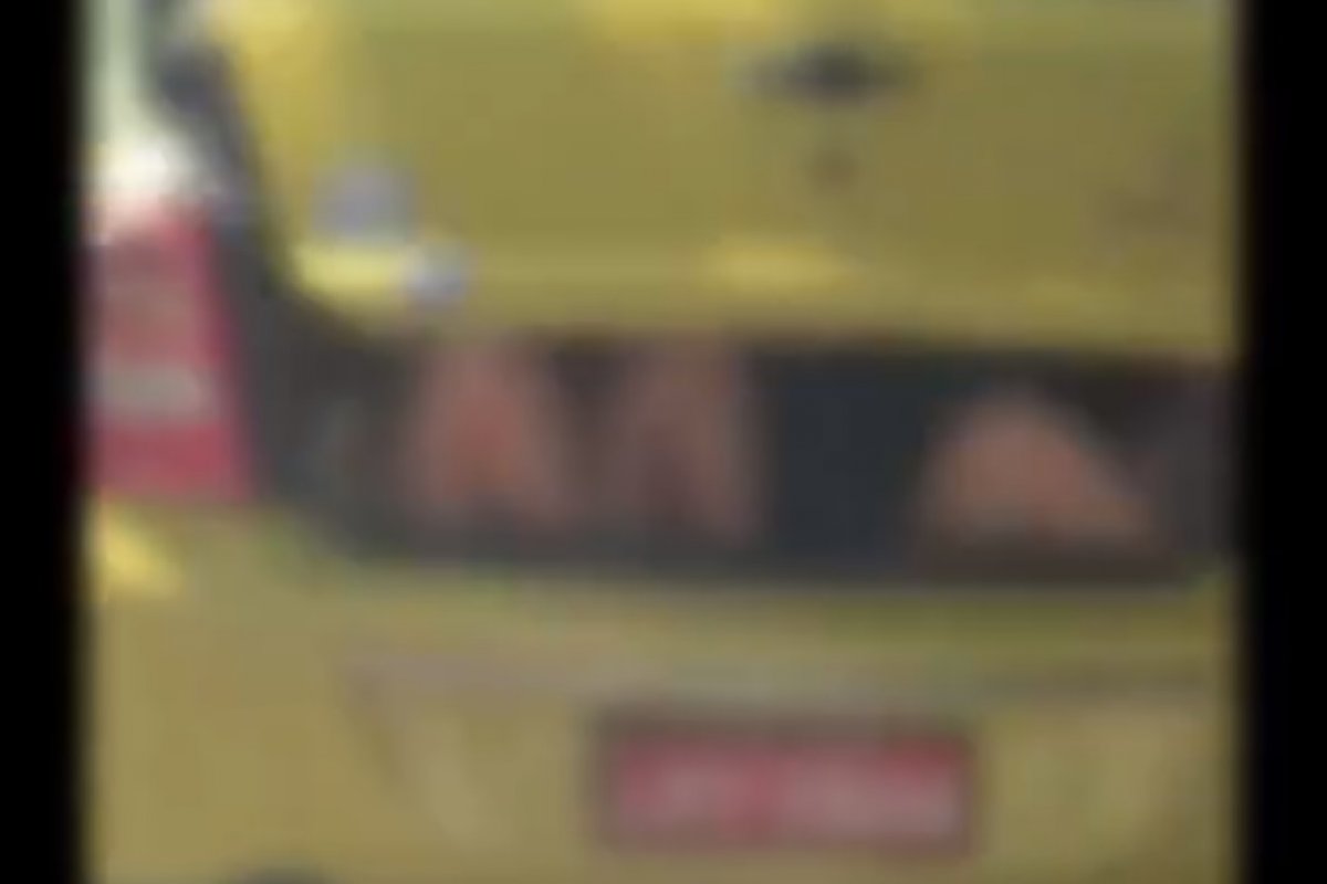Taxista é flagrado transportando duas pessoas no porta-malas do carro
