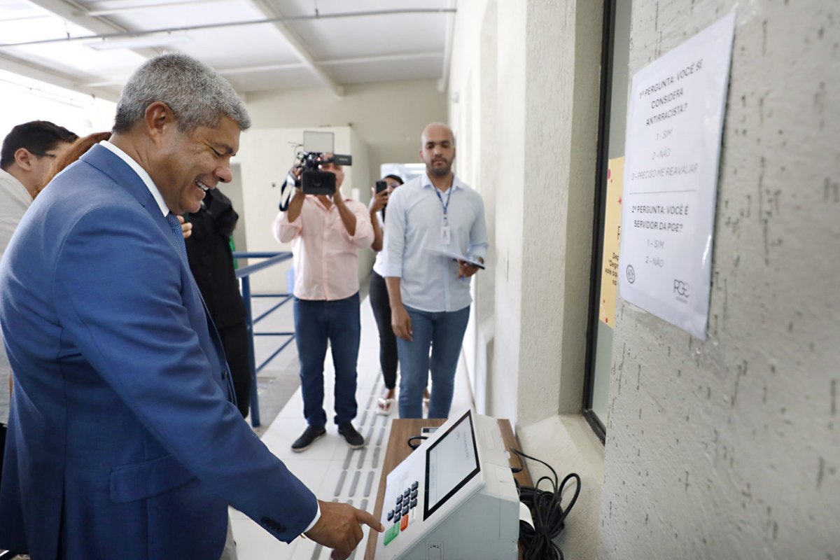 Vídeo: Jerônimo se declara 'não' antirracista durante votação simbólica em evento da PGE