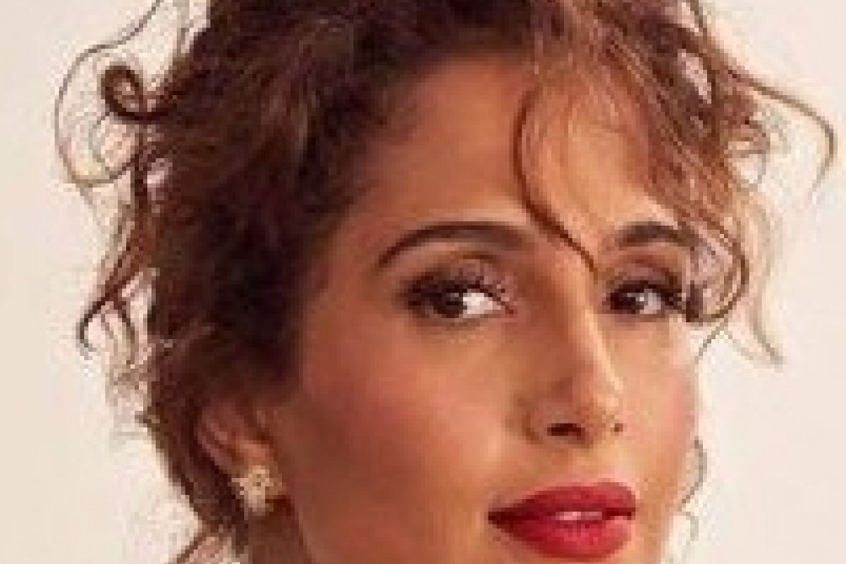 Camila Pitanga celebra a chegada dos 42 com decote poderoso