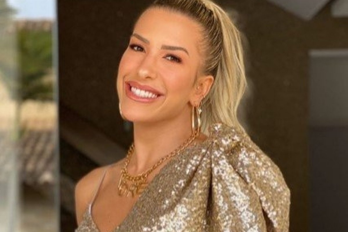 Bafo: Ex de Leo Santana, Lore Improta faz clique em seu closet e vibrador gigante acaba aparecendo