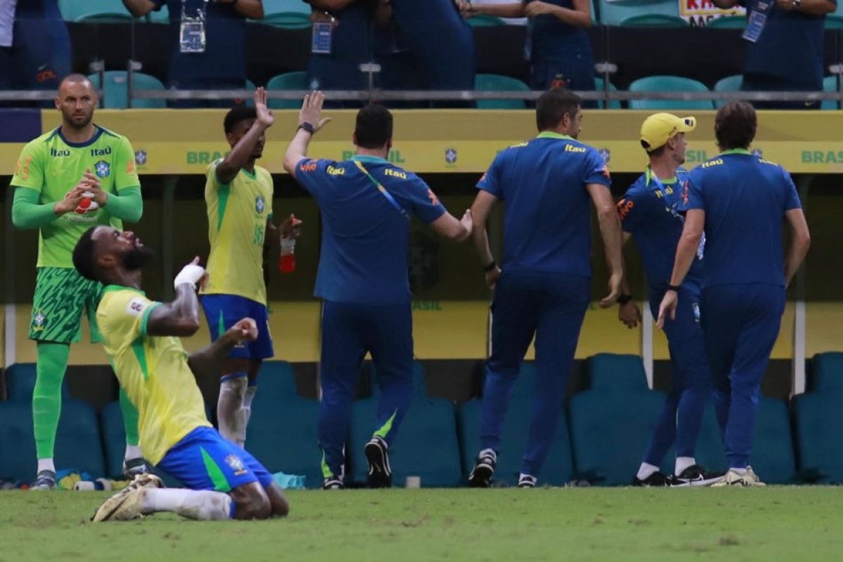 Vídeo: Com vaias, Seleção decepciona e só empata com Uruguai na Fonte Nova