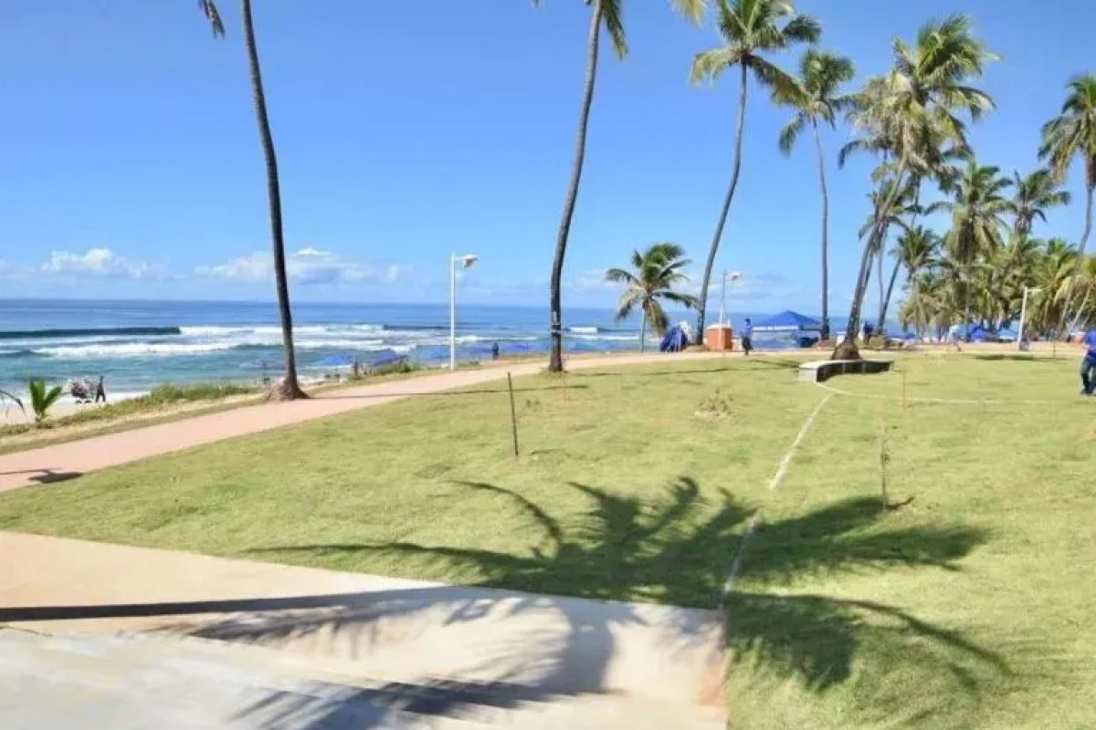 Adolescente desaparece após mergulhar em praia de Salvador
