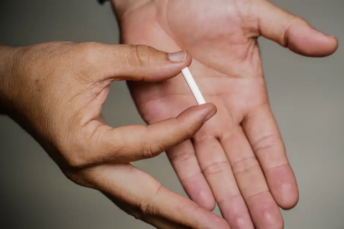 Anvisa volta atrás e libera implante hormonal para fins médicos; 'chip da beleza' continua proibido