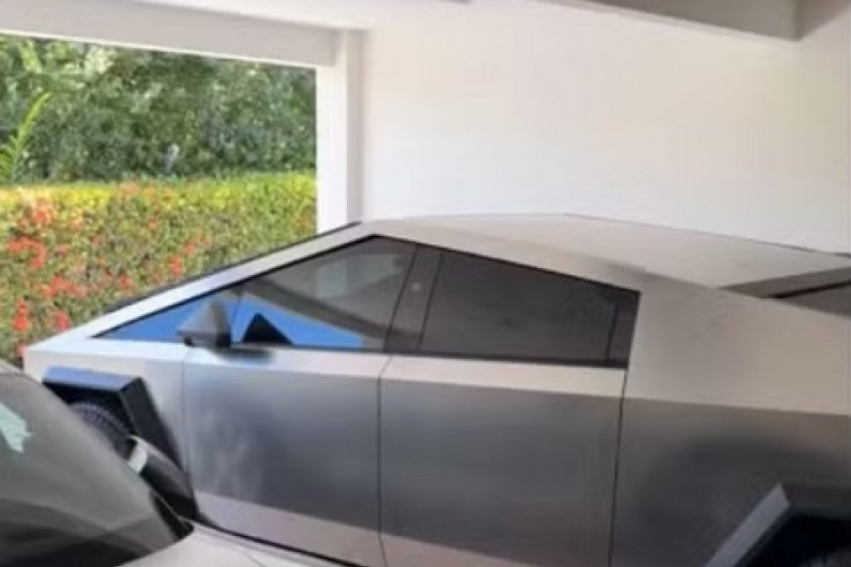 Popó Freitas é parado por policiais na estrada ao viajar com Tesla Cybertruck