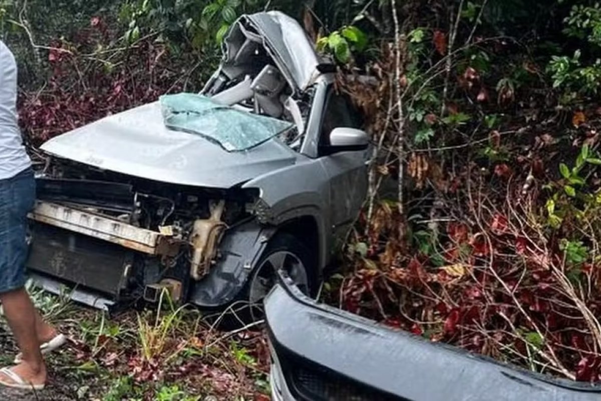 Motorista morre após tentar fazer ultrapassagem e bater em van na Bahia