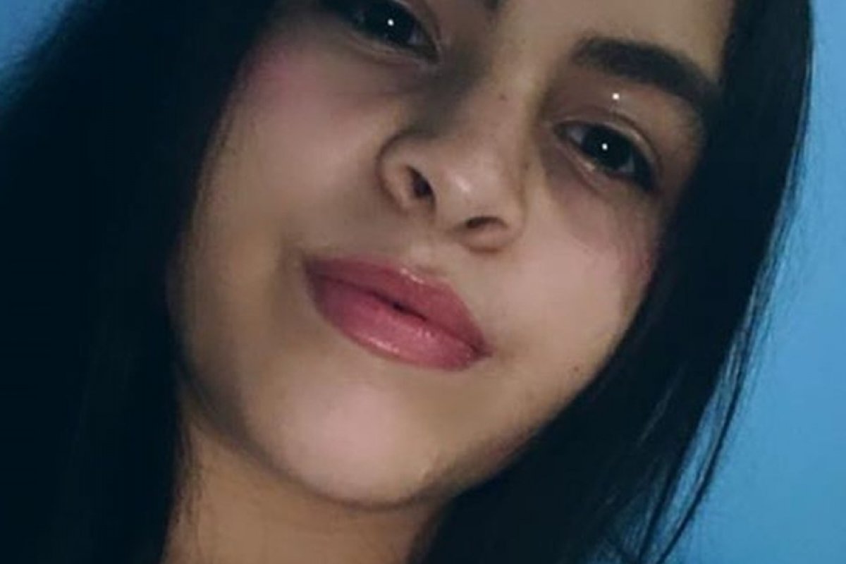 Adolescente é morta ao ativar flash do celular e ser confundida com PM