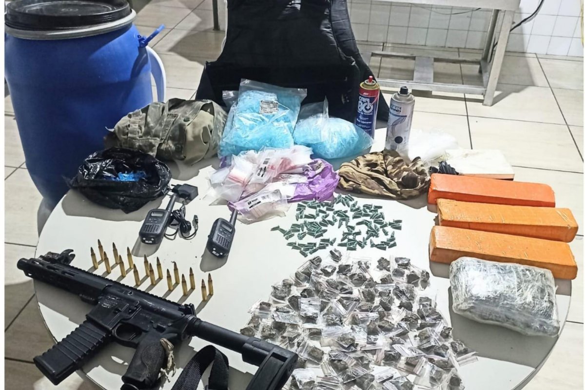 Fuzil e mais de 200 porções de drogas são apreendidos na RMS
