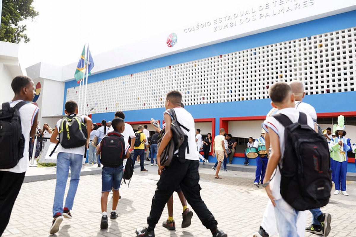 Proibição de celulares nas escolas: uso da tecnologia divide opiniões e gera debate no parlamento baiano