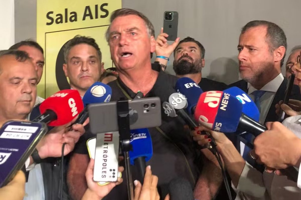 Bolsonaro diz que estado de sítio foi estudado e que palavra golpe não existe em seu dicionário