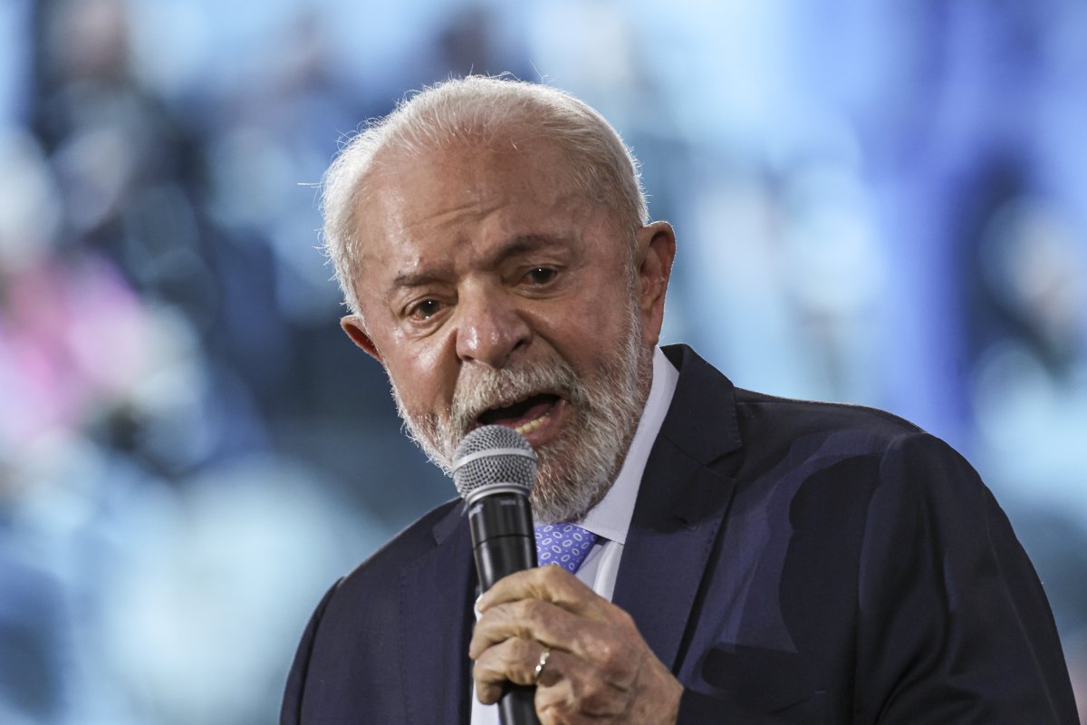 Lula quer programa para construir banheiros e diz que 'não é gasto, é decência'