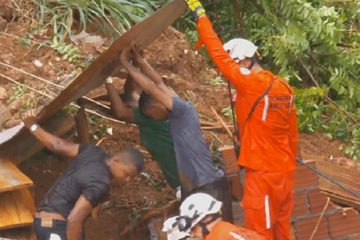 Deslizamento de terra deixa um morto e quatro soterrados no bairro de Pernambués, em Salvador